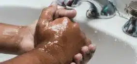 une personne se lavant les mains