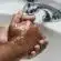une personne se lavant les mains